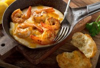 Cajun_Style_Shrimp_and_Grits_Garnelen_auf_Maisgries_1.jpg Cajun_Style_Shrimp_and_Grits_Garnelen_auf_Maisgries_1.jpg